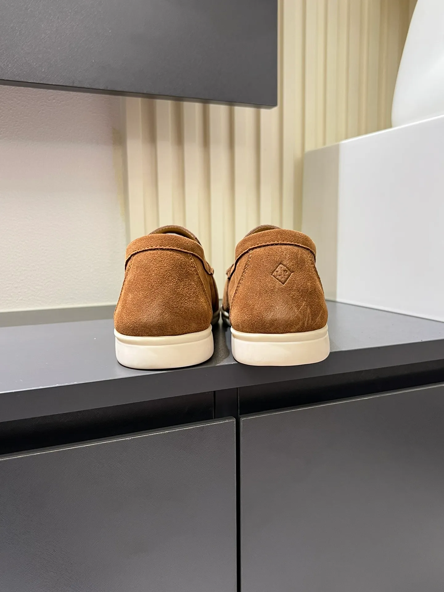 Men's shoes 💰p360 "Loro men's shoes 💰pian'*" Classic L men's shoes for couples 💰p Top version British flat loafers, a must-have item in old money style, the minimalist design is eye-catching and durable, a plus point for dressing The soft foot feel and texture are outstanding. They don’t scratch your feet and are very nice. They are matched with soft and waxy soles. They can be worn daily for a long time without getting tired. They are easy to wear, versatile and classic items, with perfect foot feel and texture! Imported cashmere fabric, the lining is made of imported A-grade water-dyed cow lining, the top version of the genuine leather midsole is sewn with pure handmade mark thread! Size: Female 35-40 (34. Customized) Male 38-44 (45.46. Customized)